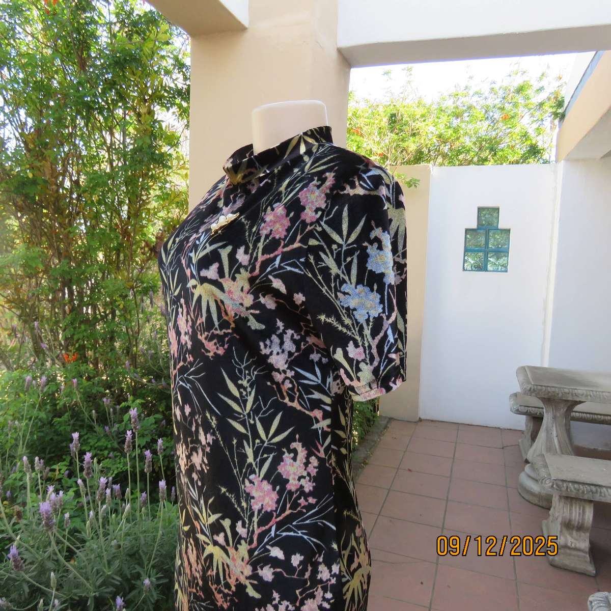 Black stretch polyester velvet with floral print. High neck. Size 37. Calf length.
