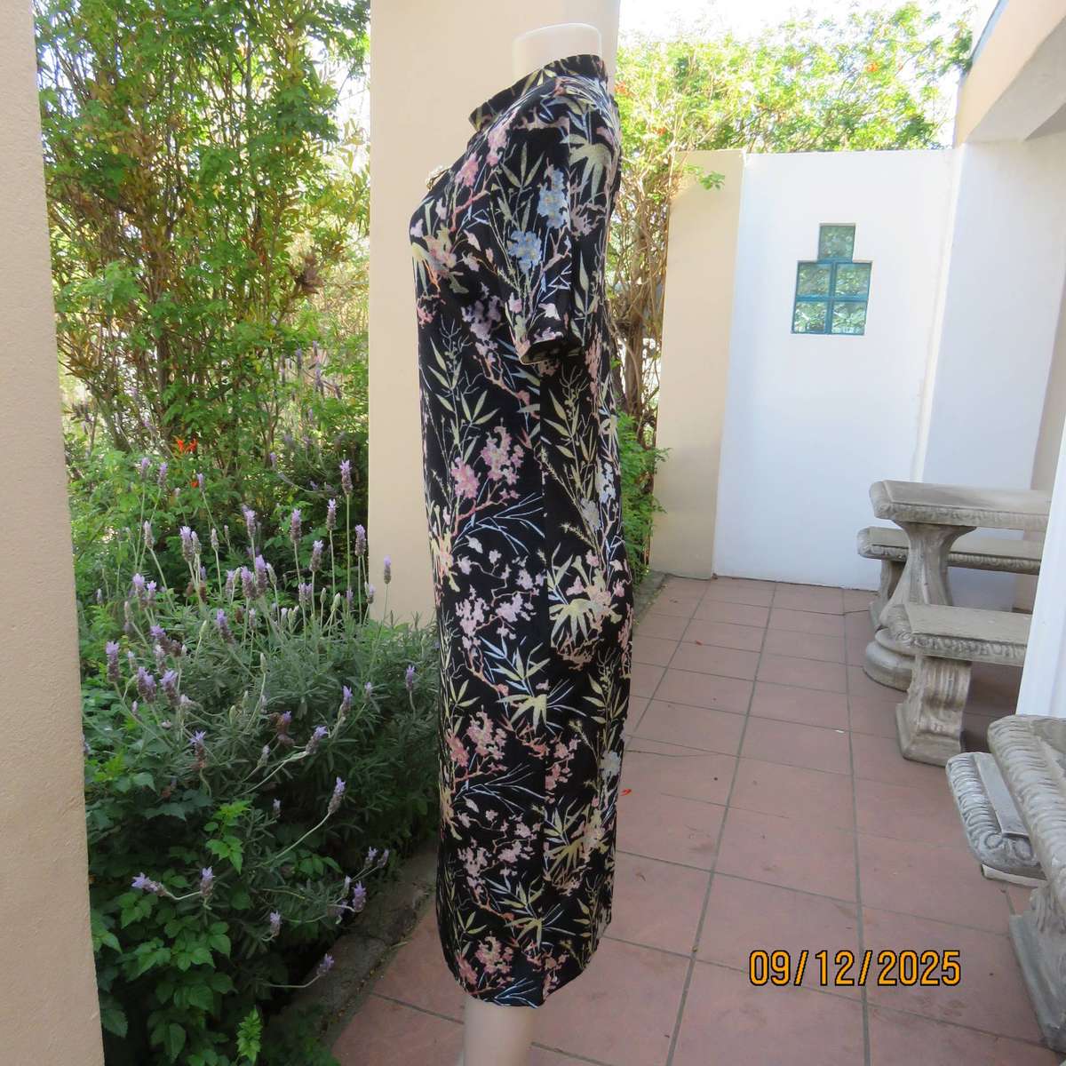 Black stretch polyester velvet with floral print. High neck. Size 37. Calf length.