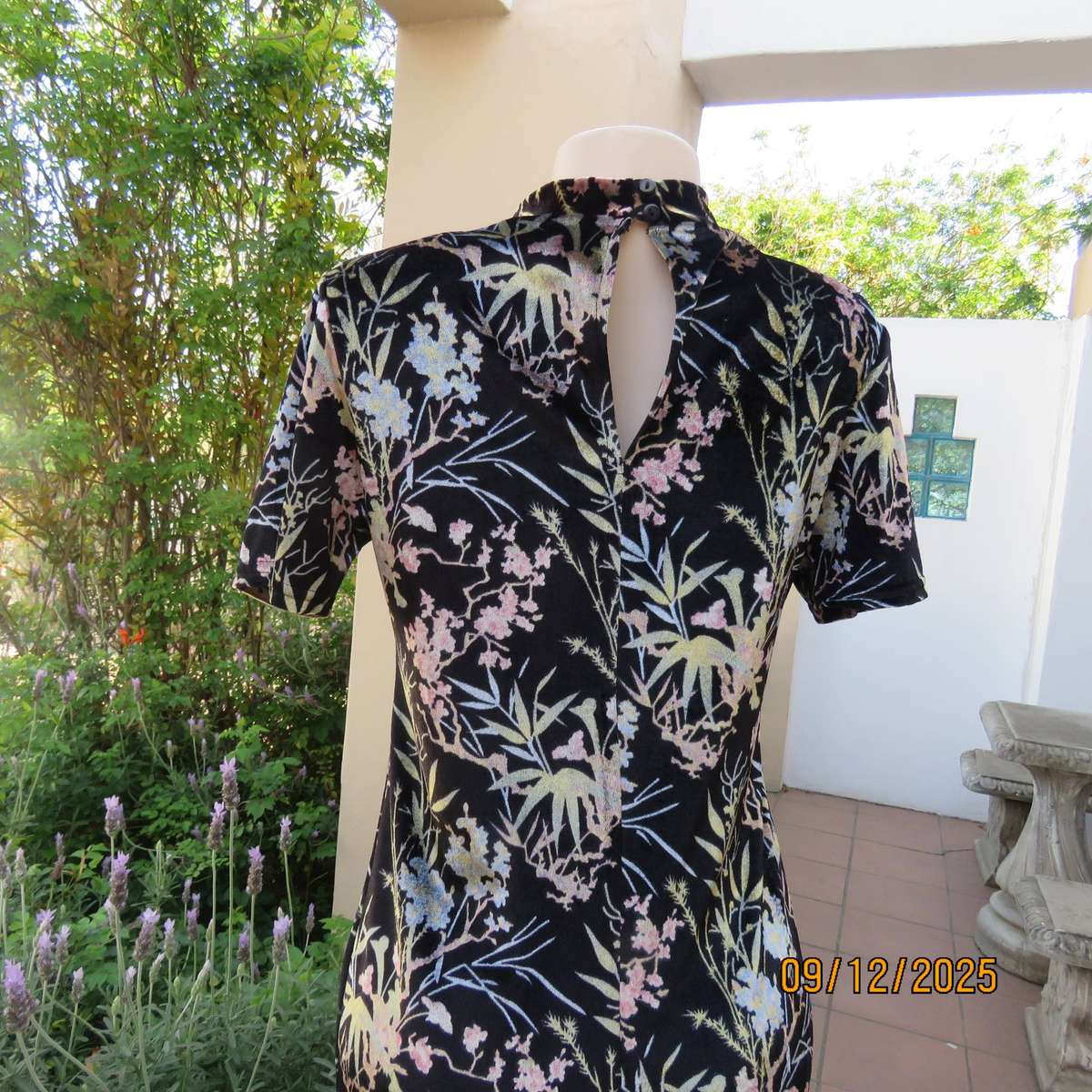 Black stretch polyester velvet with floral print. High neck. Size 37. Calf length.