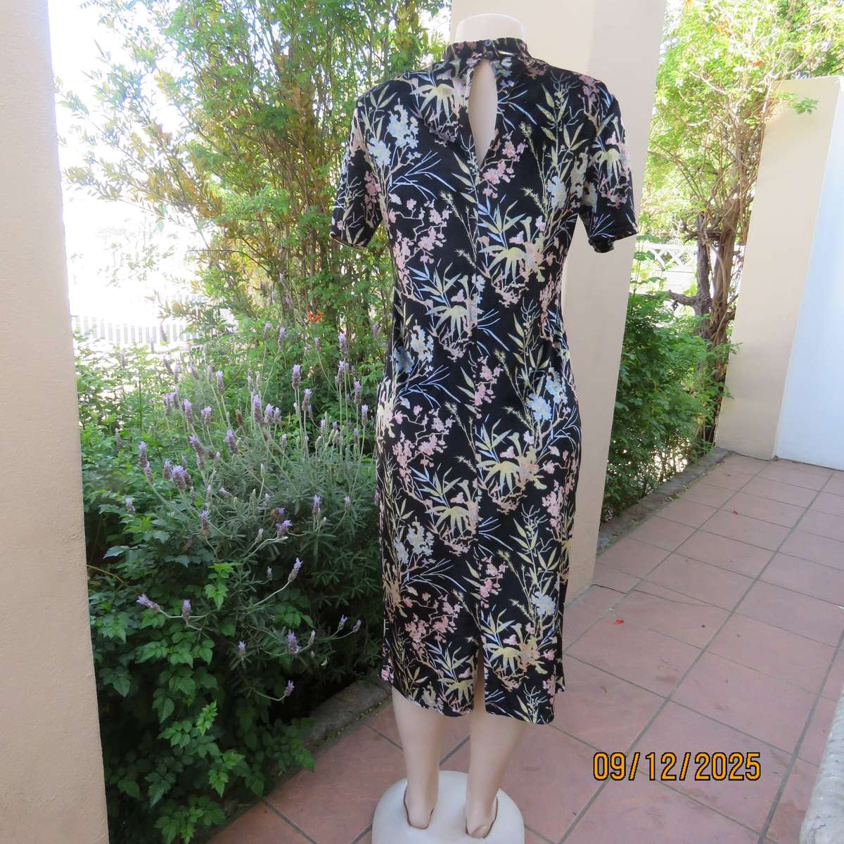 Black stretch polyester velvet with floral print. High neck. Size 37. Calf length.