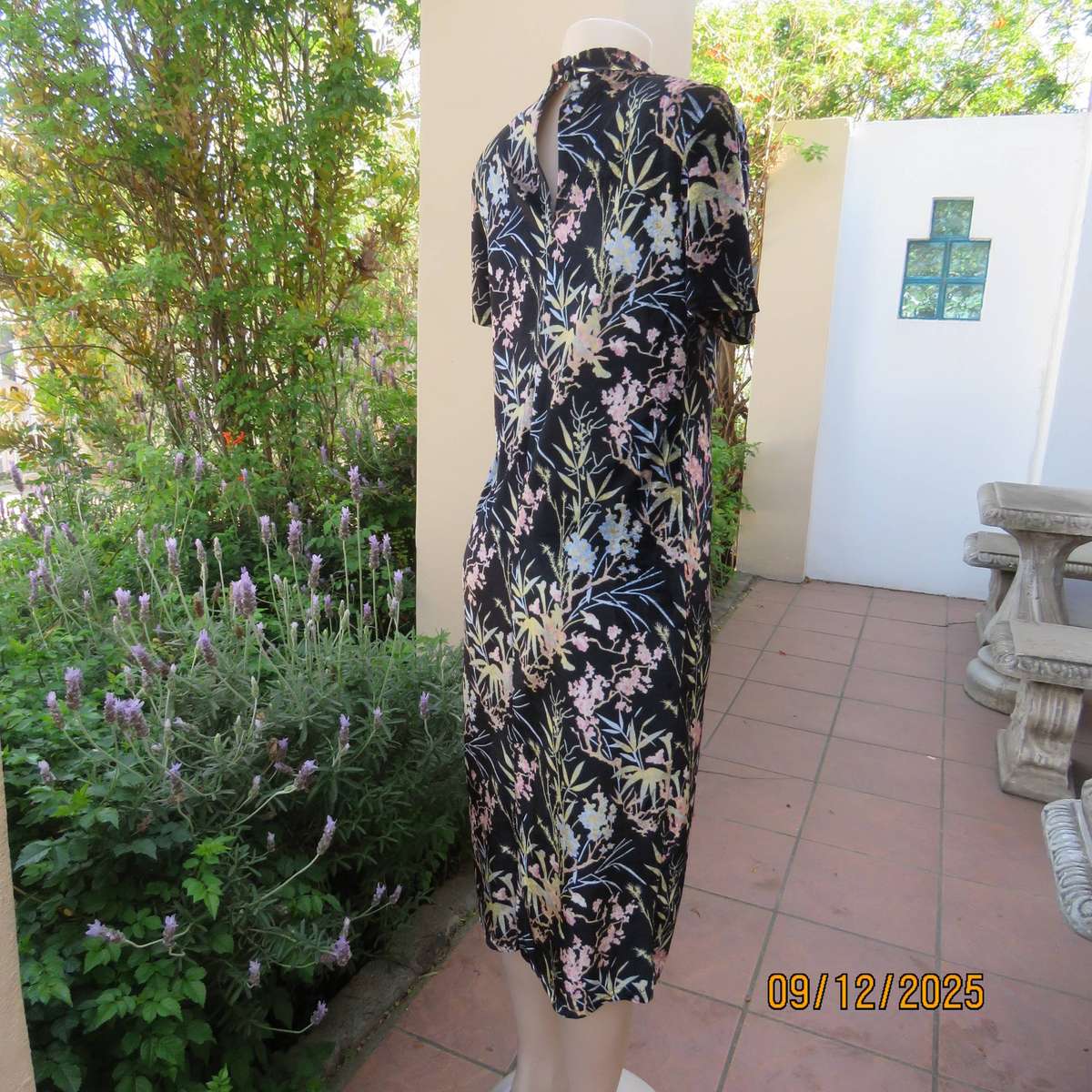 Black stretch polyester velvet with floral print. High neck. Size 37. Calf length.