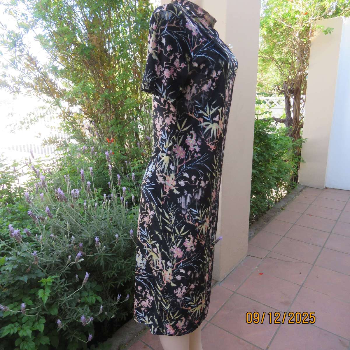 Black stretch polyester velvet with floral print. High neck. Size 37. Calf length.