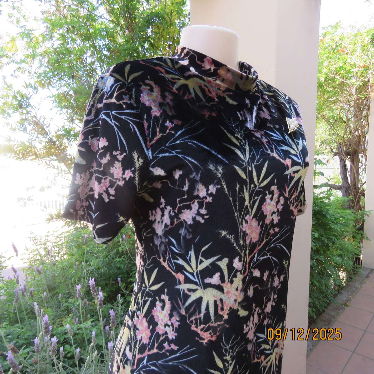 Black stretch polyester velvet with floral print. High neck. Size 37. Calf length.