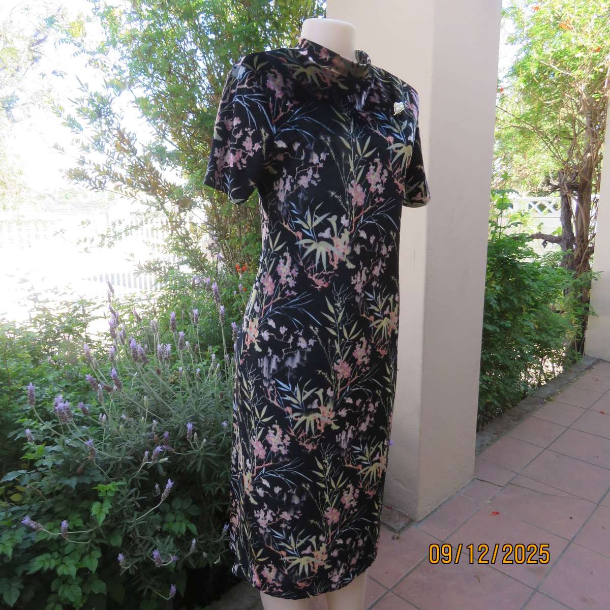 Black stretch polyester velvet with floral print. High neck. Size 37. Calf length.