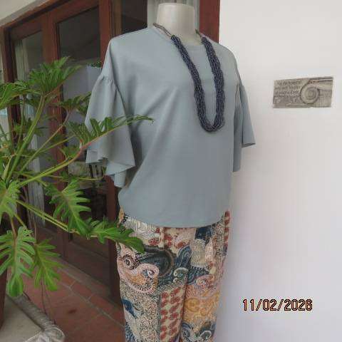 FIX pistachio green slip over textured stretch polyester top. Flare gathered short sleeves. Size 36
