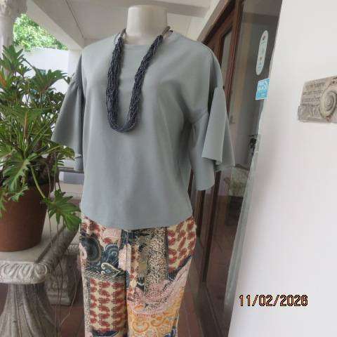 FIX pistachio green slip over textured stretch polyester top. Flare gathered short sleeves. Size 36