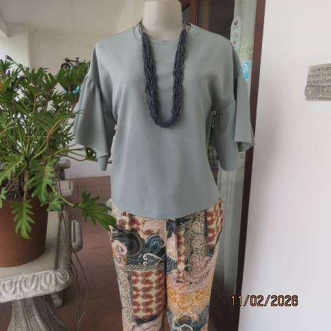 FIX pistachio green slip over textured stretch polyester top. Flare gathered short sleeves. Size 36