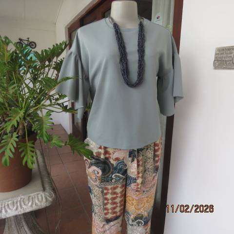 FIX pistachio green slip over textured stretch polyester top. Flare gathered short sleeves. Size 36