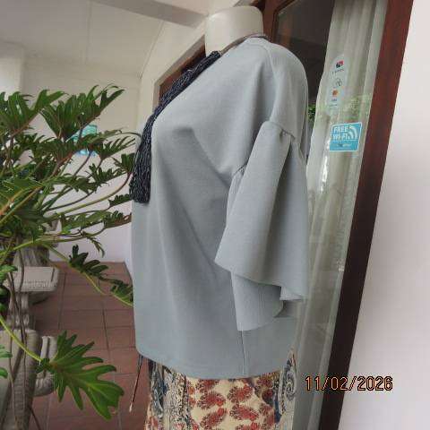 FIX pistachio green slip over textured stretch polyester top. Flare gathered short sleeves. Size 36