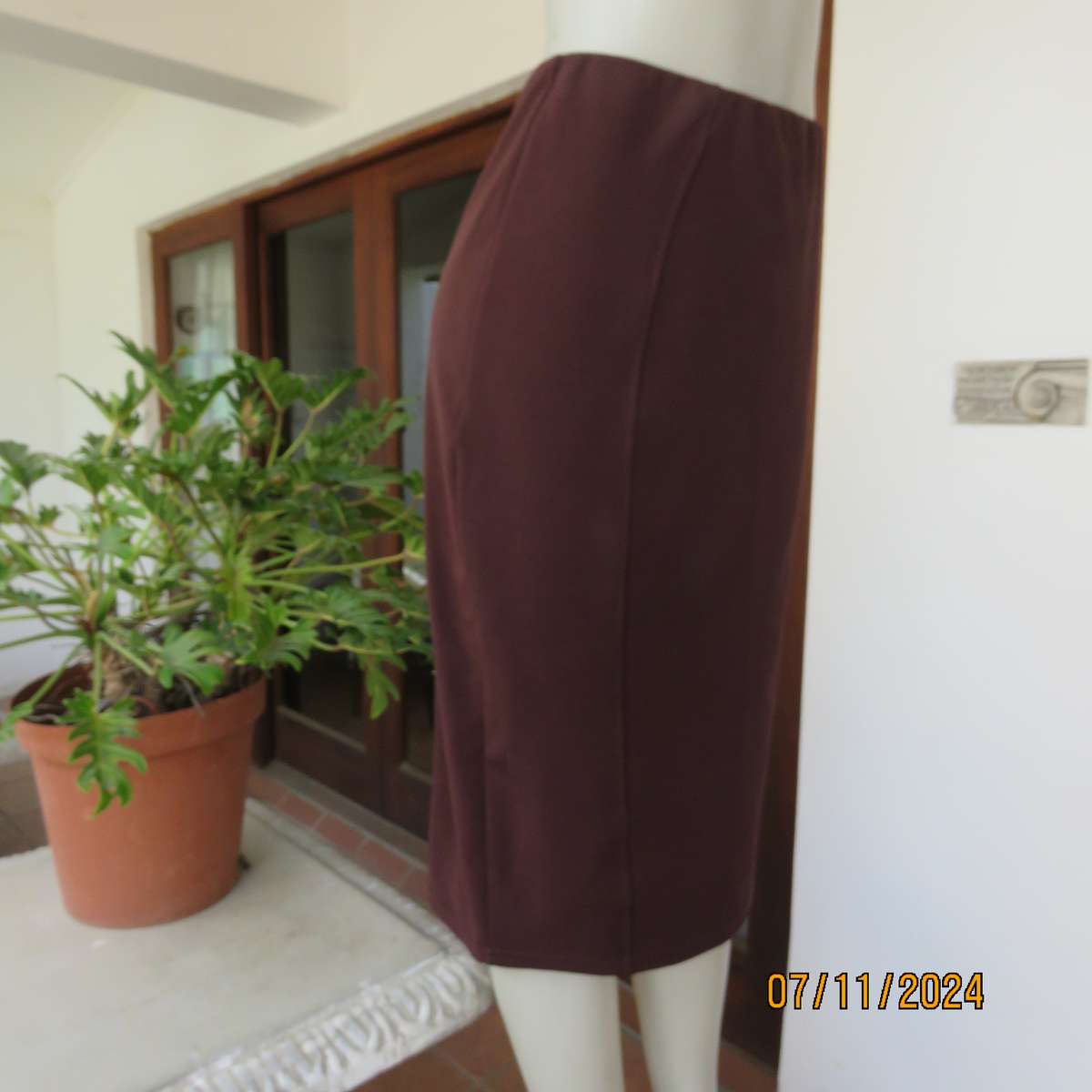 Elegant easy to wear bodycon ribbed stretch polyester choc brown skirt. Size 40. Elastic waist.