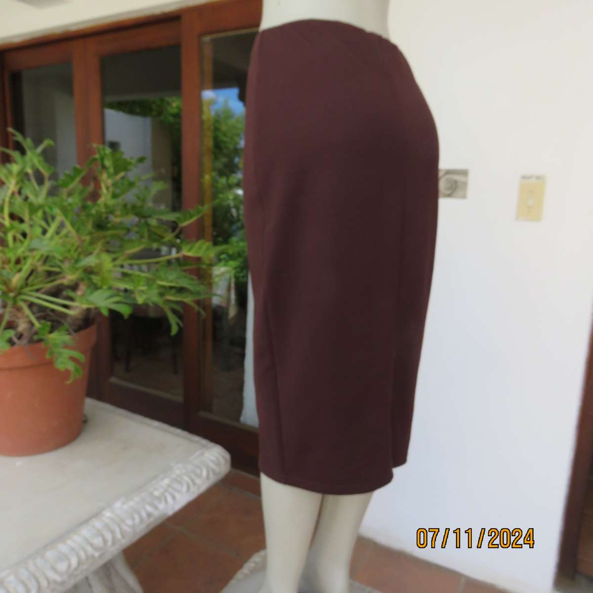 Elegant easy to wear bodycon ribbed stretch polyester choc brown skirt. Size 40. Elastic waist.