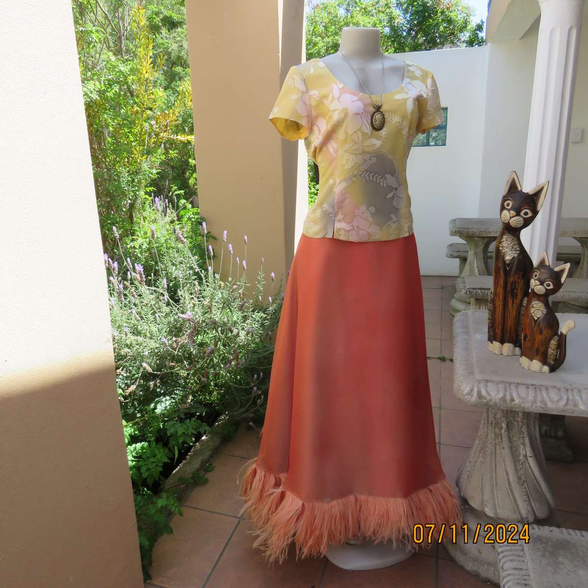 Top of the line tailored VICKY MAR top from Australia. Soft gold-peach-grey shades.Lined.Size34.