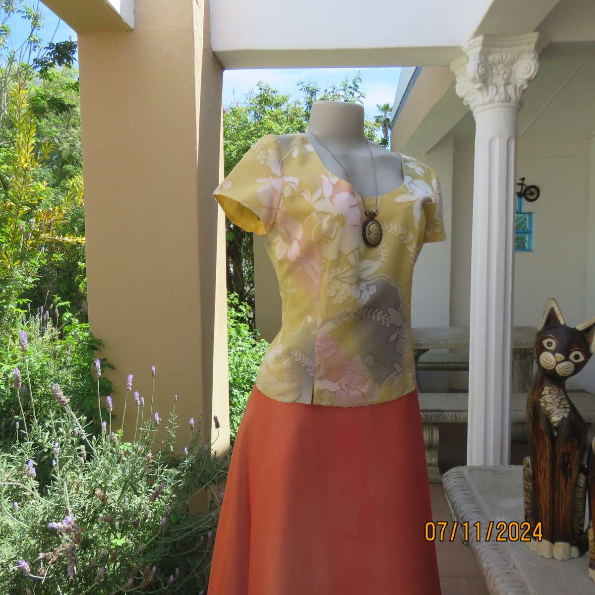 Top of the line tailored VICKY MAR top from Australia. Soft gold-peach-grey shades.Lined.Size34.