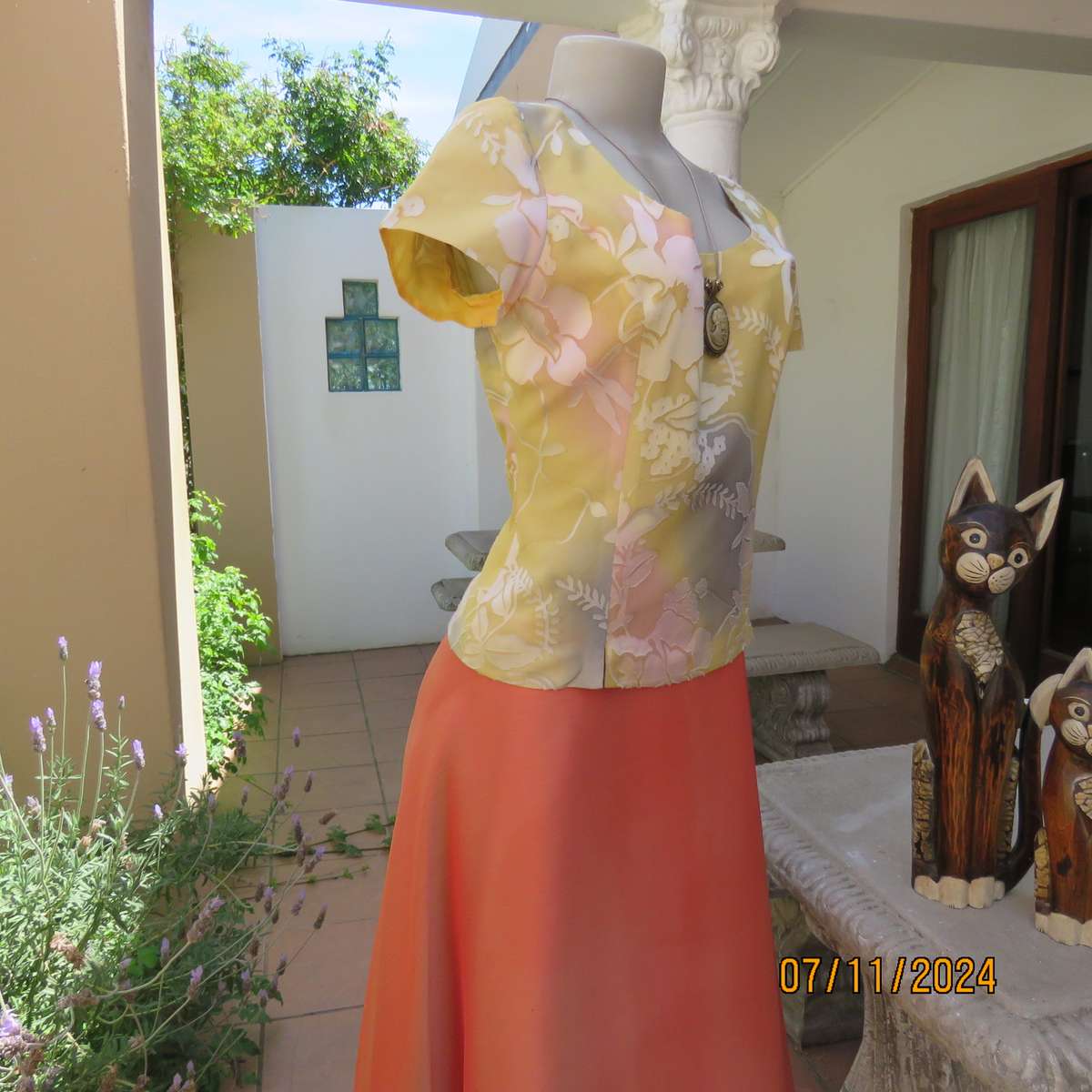 Top of the line tailored VICKY MAR top from Australia. Soft gold-peach-grey shades.Lined.Size34.