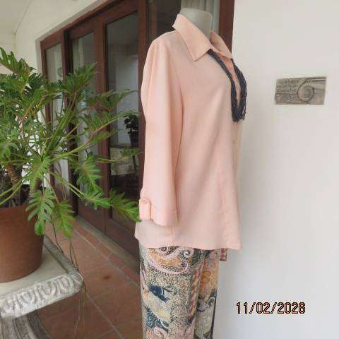 MERIEN HALL pale peach slightly creased poly-rayon button down top size 38