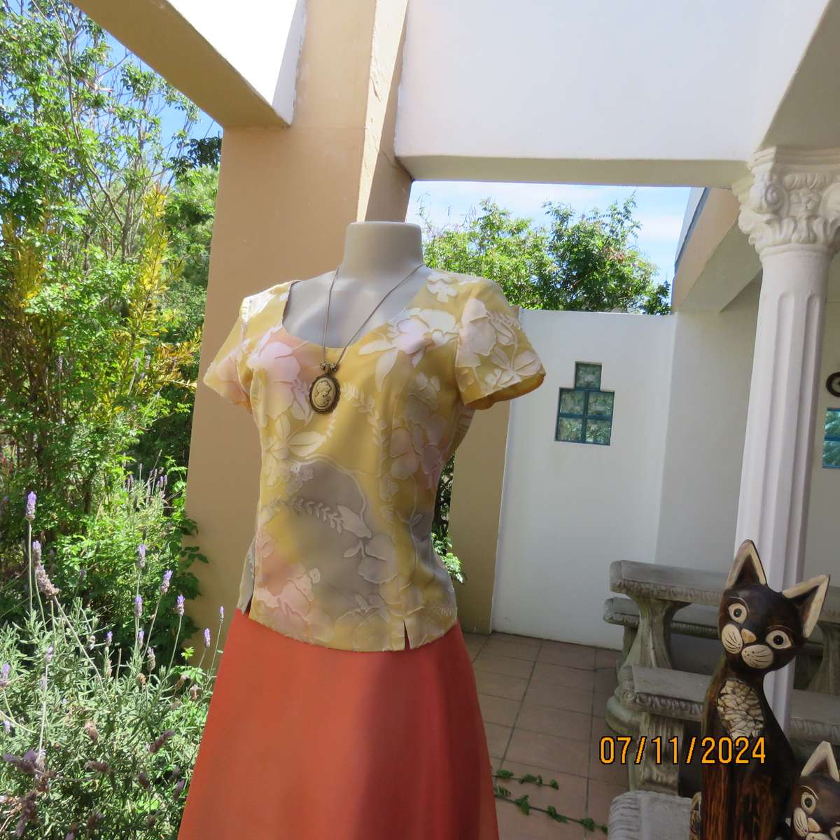 Top of the line tailored VICKY MAR top from Australia. Soft gold-peach-grey shades.Lined.Size34.