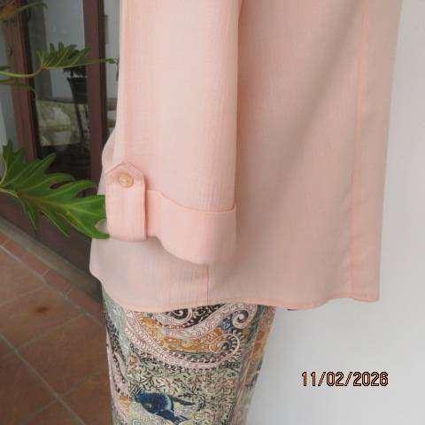 MERIEN HALL pale peach slightly creased poly-rayon button down top size 38