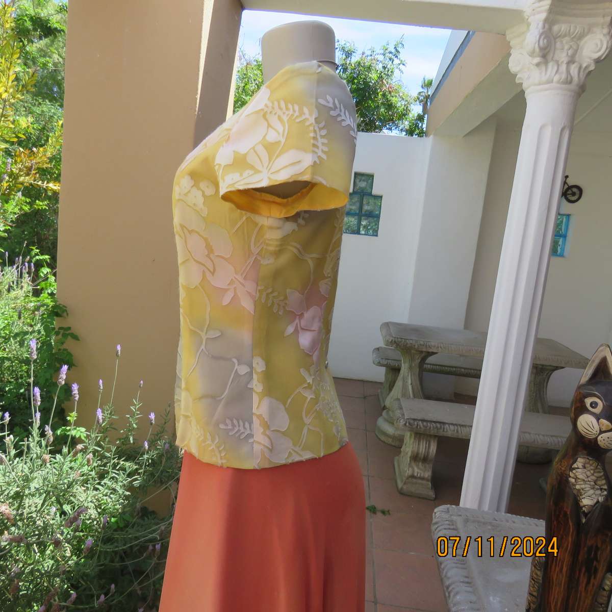 Top of the line tailored VICKY MAR top from Australia. Soft gold-peach-grey shades.Lined.Size34.