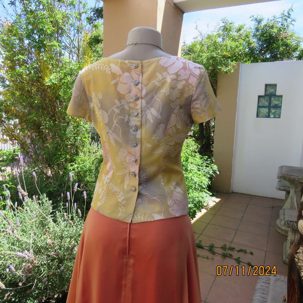 Top of the line tailored VICKY MAR top from Australia. Soft gold-peach-grey shades.Lined.Size34.