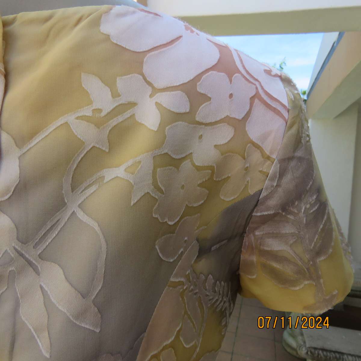 Top of the line tailored VICKY MAR top from Australia. Soft gold-peach-grey shades.Lined.Size34.