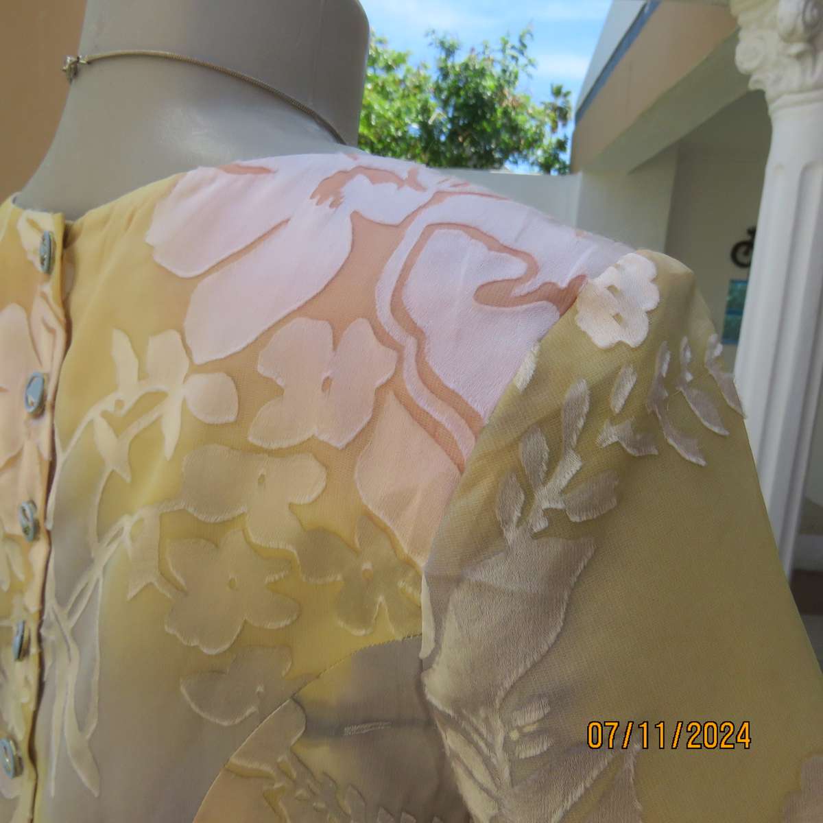 Top of the line tailored VICKY MAR top from Australia. Soft gold-peach-grey shades.Lined.Size34.