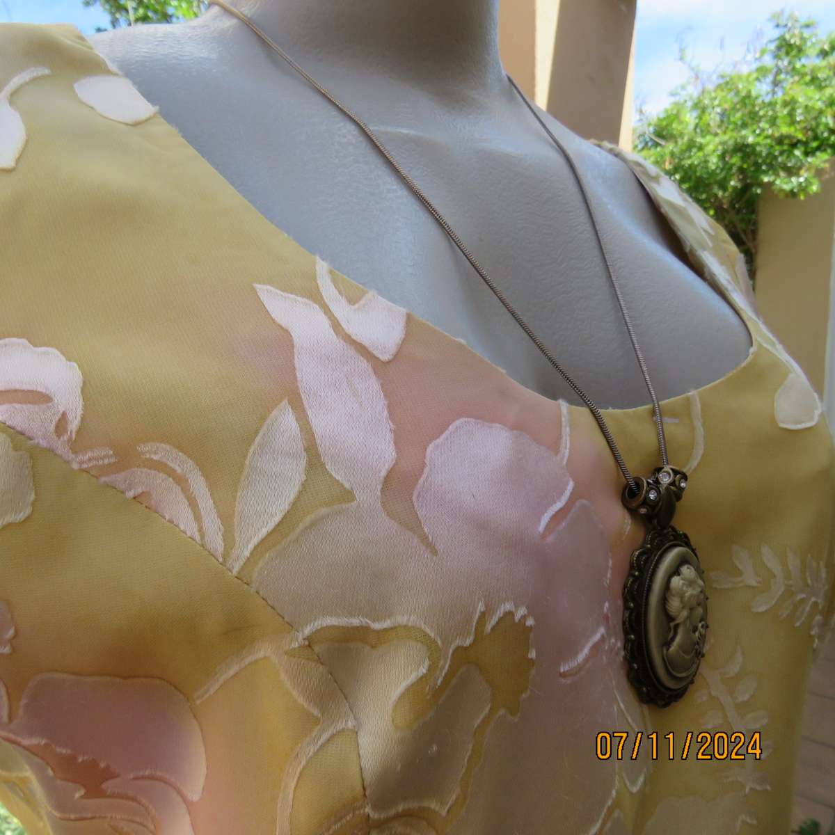 Top of the line tailored VICKY MAR top from Australia. Soft gold-peach-grey shades.Lined.Size34.