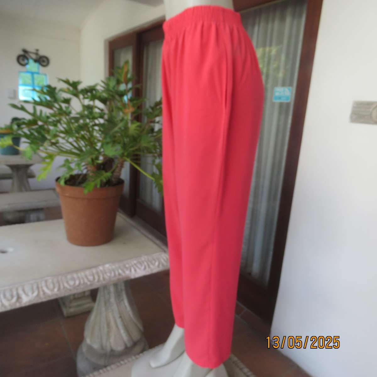 Smart dress pants in crimson 100% textured polyester size 38 with 2 side pockets.