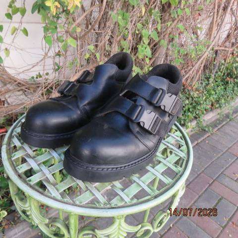 RENEGADE men's black shoes with easy closure and thick soles, size 10.5