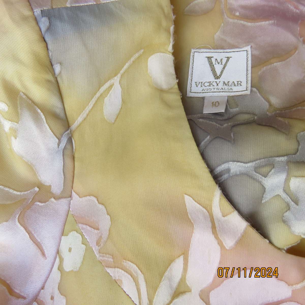 Top of the line tailored VICKY MAR top from Australia. Soft gold-peach-grey shades.Lined.Size34.