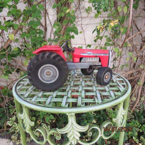 Massey Ferguson 290 red toy tractor 1:16 scale model, secondhand