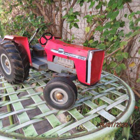 Massey Ferguson 290 red toy tractor 1:16 scale model, secondhand
