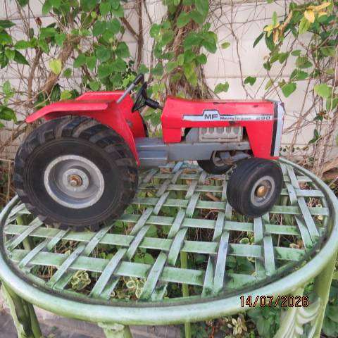 Massey Ferguson 290 red toy tractor 1:16 scale model, secondhand