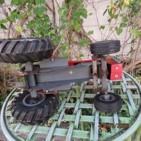 Massey Ferguson 290 red toy tractor 1:16 scale model, secondhand