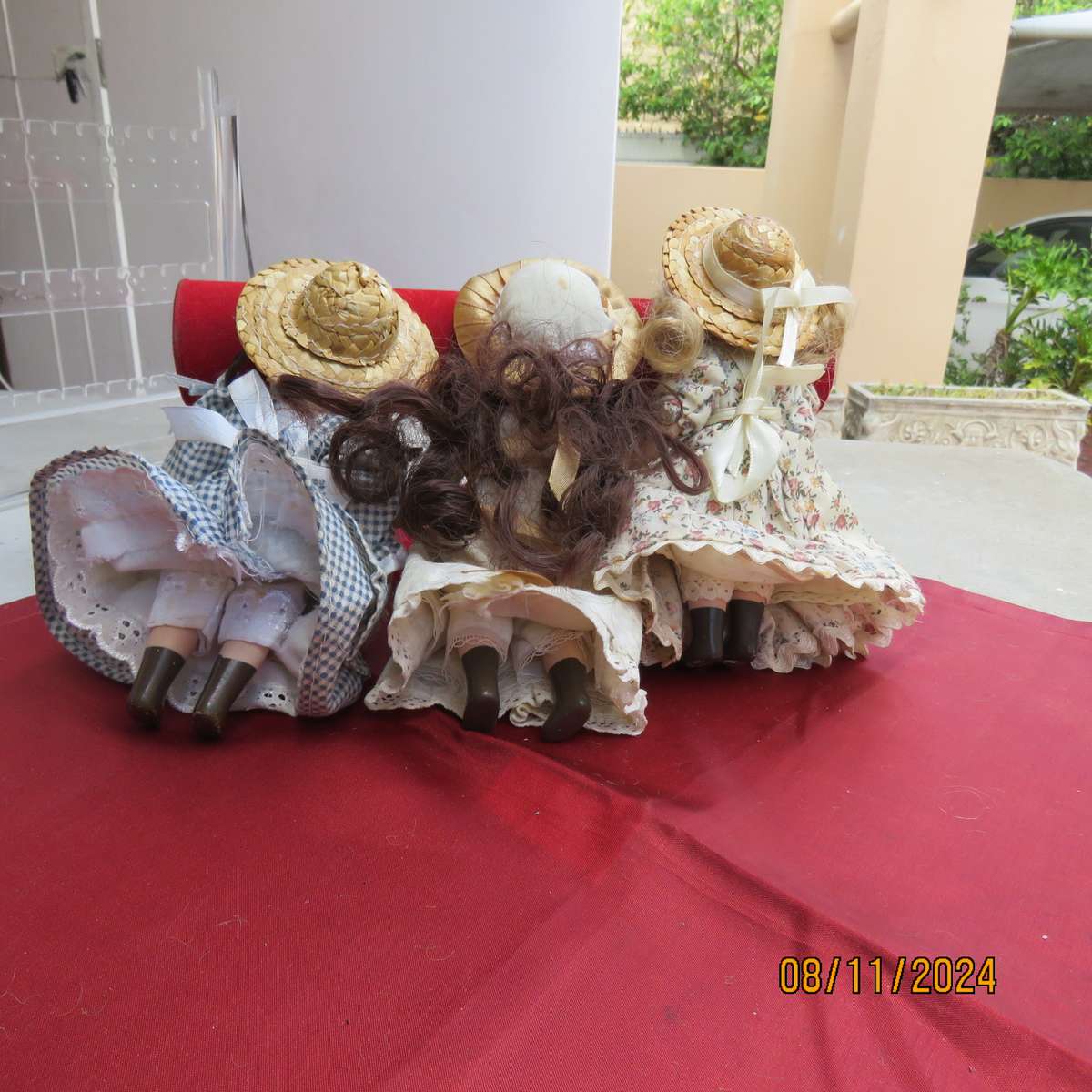 Selection of 3 vintage collectable dolls. Height 15cm. One dutch girl. In very good condition.