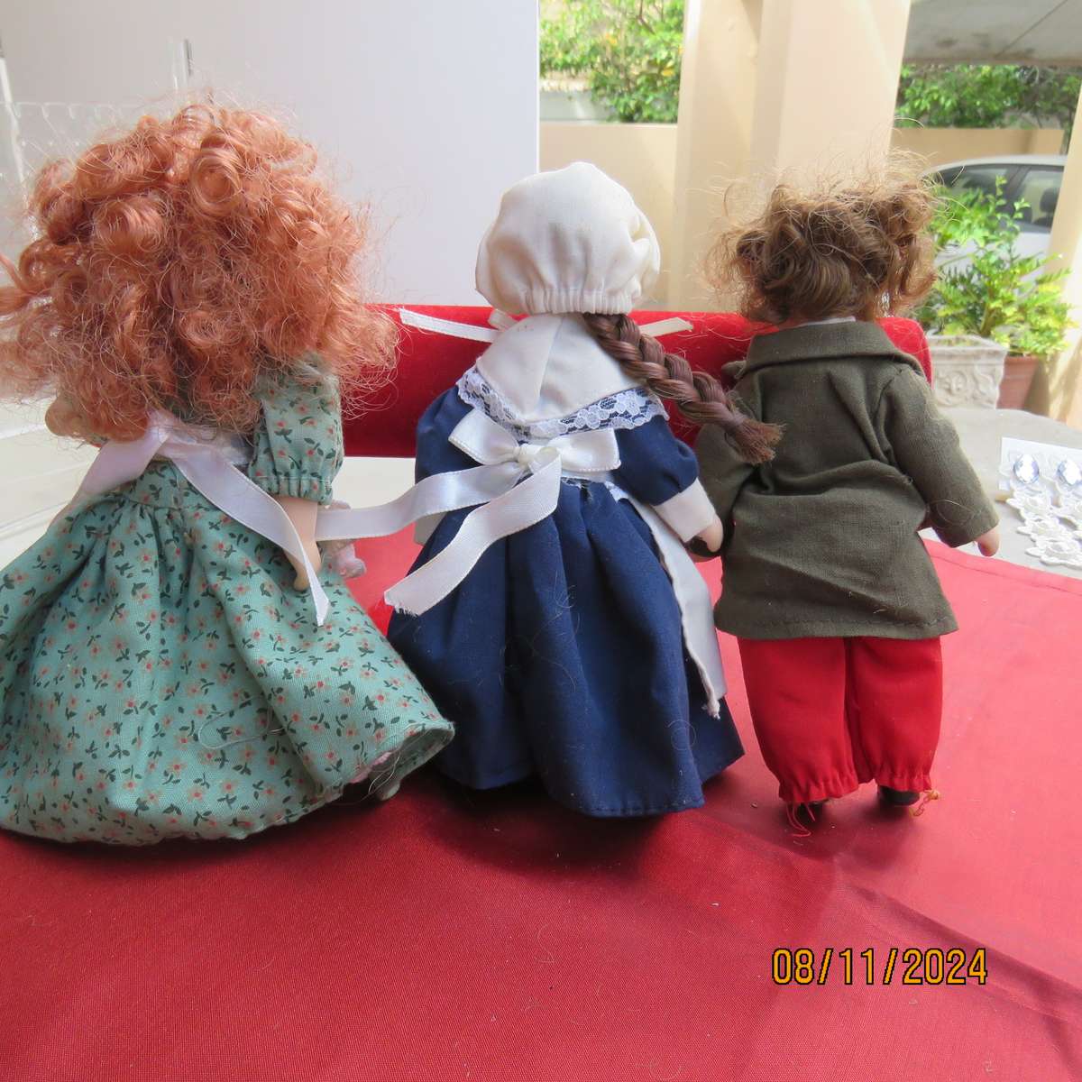 Selection of 3 vintage collectable dolls. Height 15cm. One dutch girl. In very good condition.