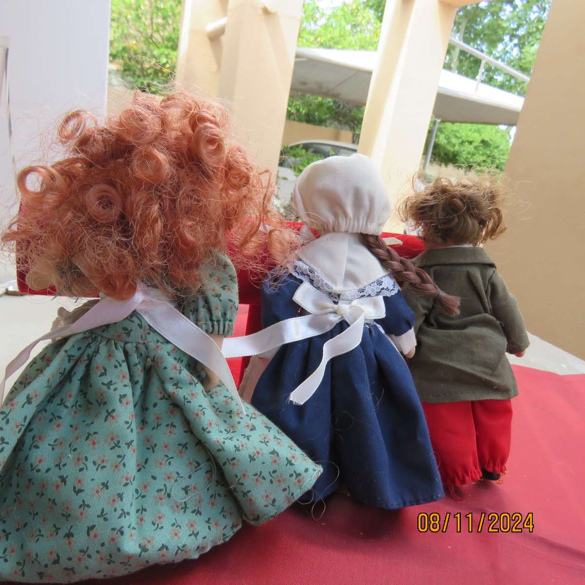 Selection of 3 vintage collectable dolls. Height 15cm. One dutch girl. In very good condition.