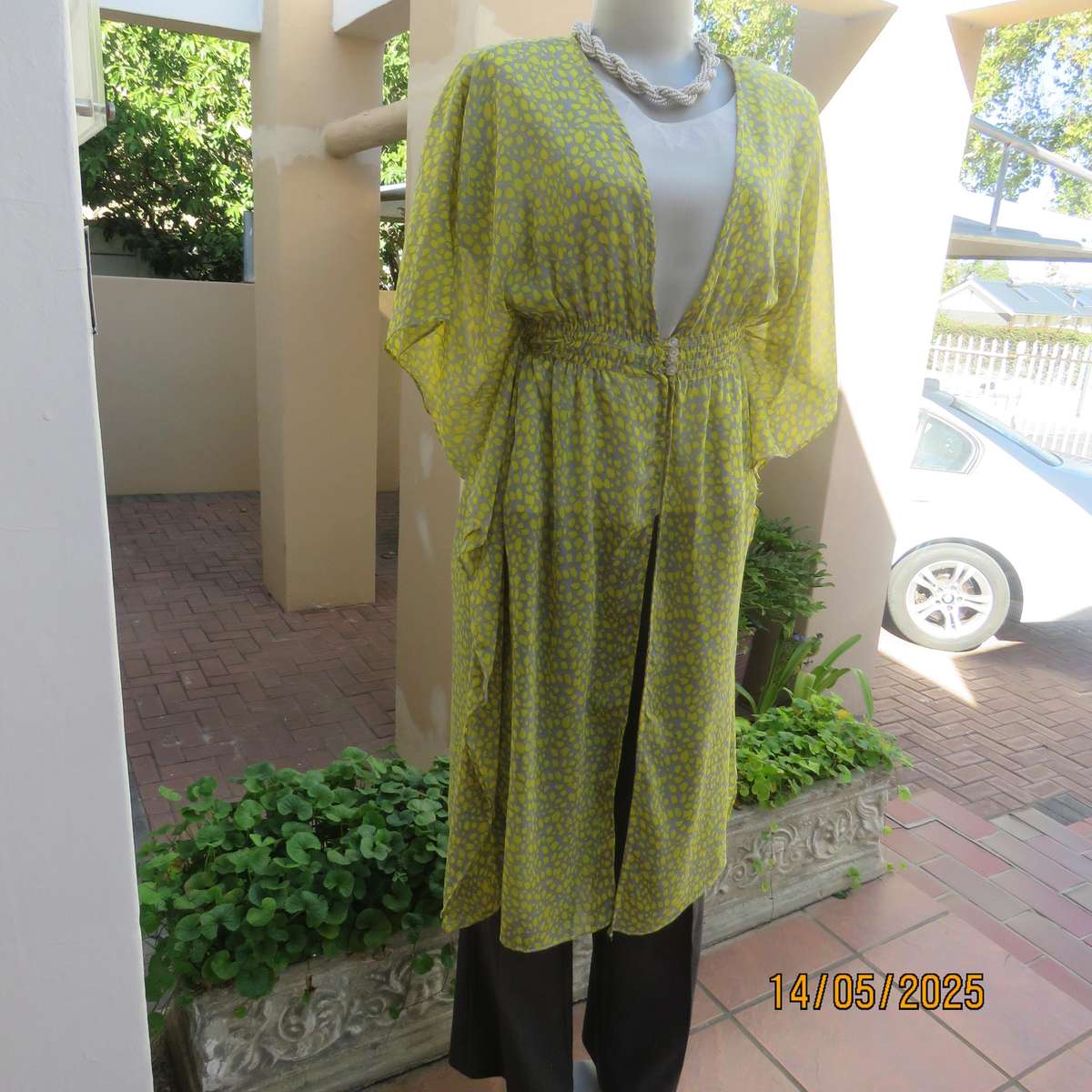 Silvergrey and yellow long open top with elasticated waist. Size 34. Sheer polyester.
