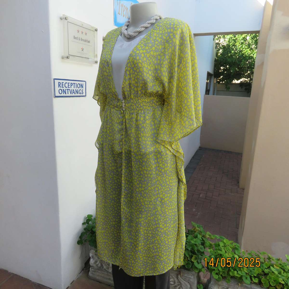 Silvergrey and yellow long open top with elasticated waist. Size 34. Sheer polyester.