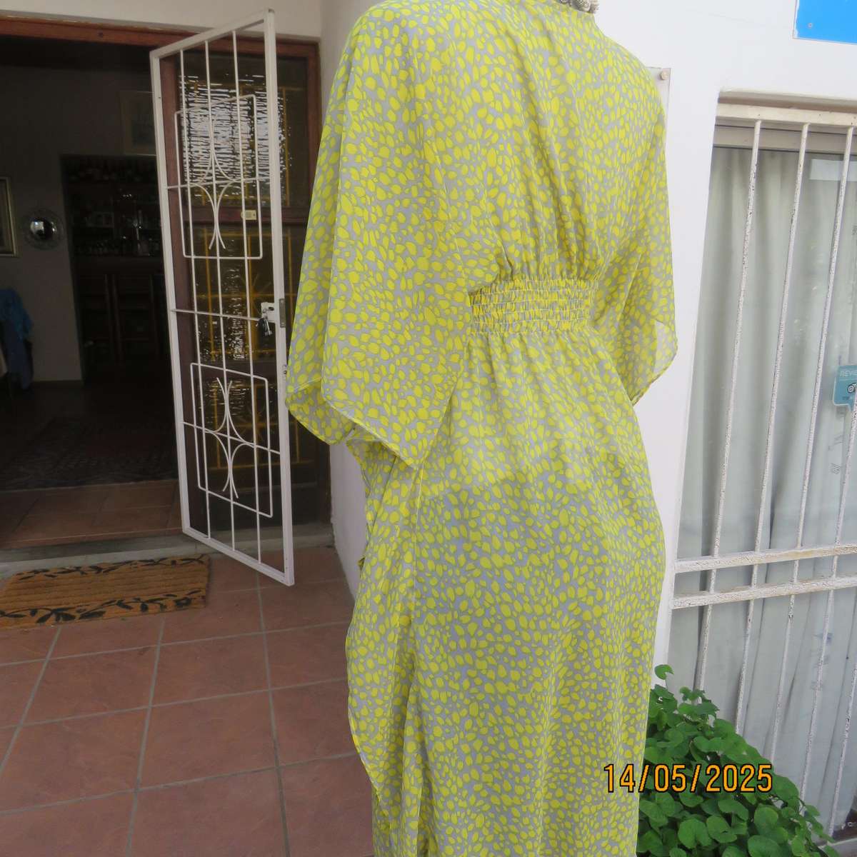 Silvergrey and yellow long open top with elasticated waist. Size 34. Sheer polyester.