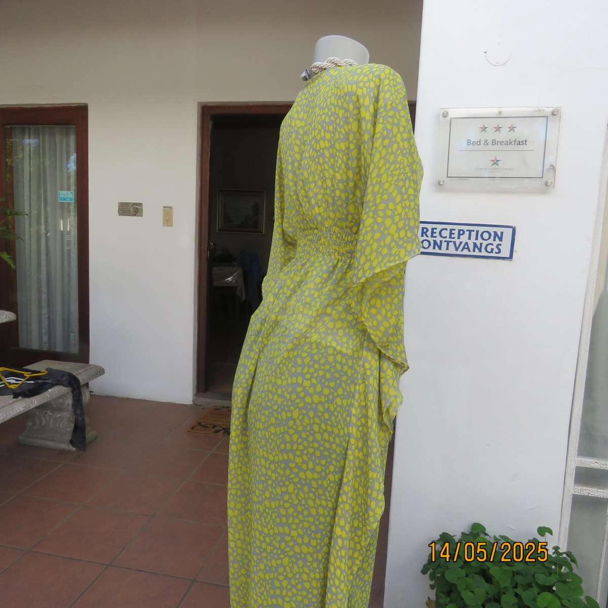 Silvergrey and yellow long open top with elasticated waist. Size 34. Sheer polyester.