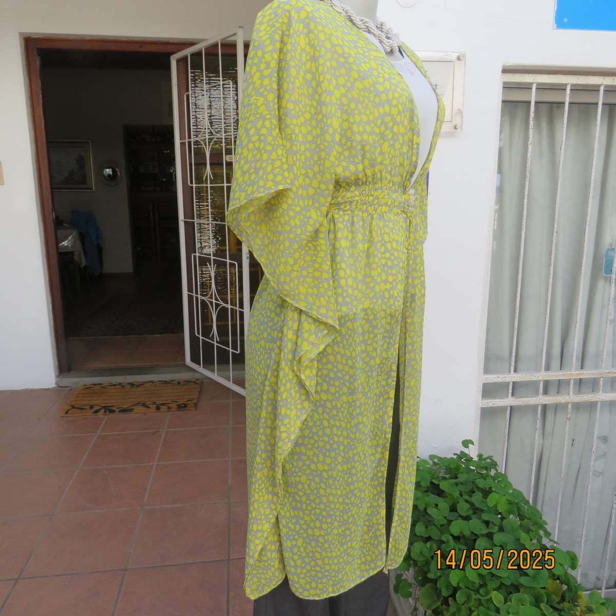 Silvergrey and yellow long open top with elasticated waist. Size 34. Sheer polyester.