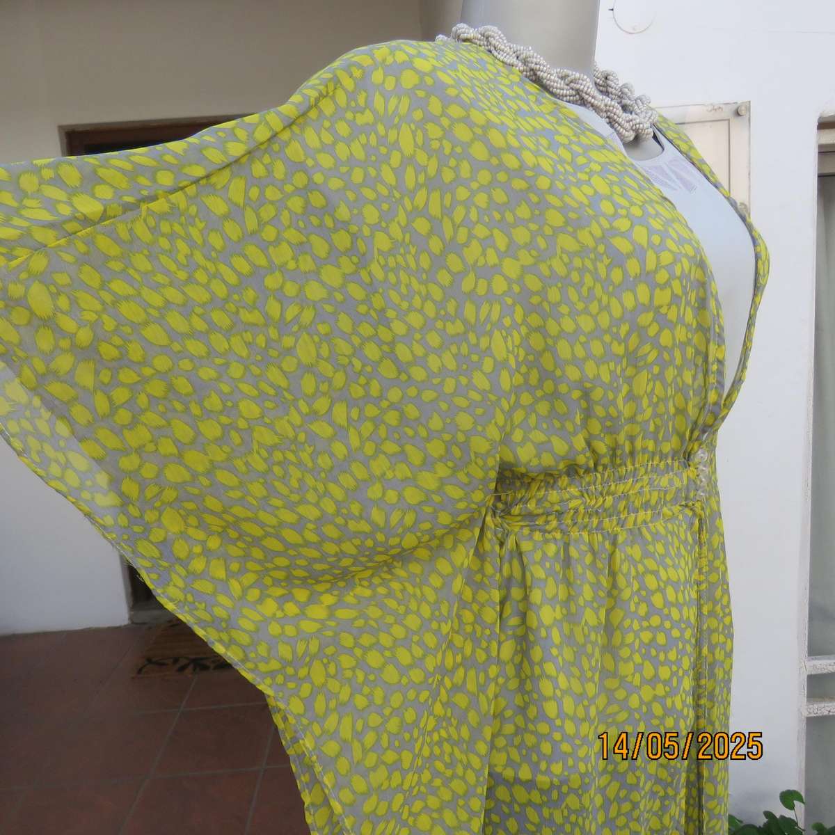 Silvergrey and yellow long open top with elasticated waist. Size 34. Sheer polyester.