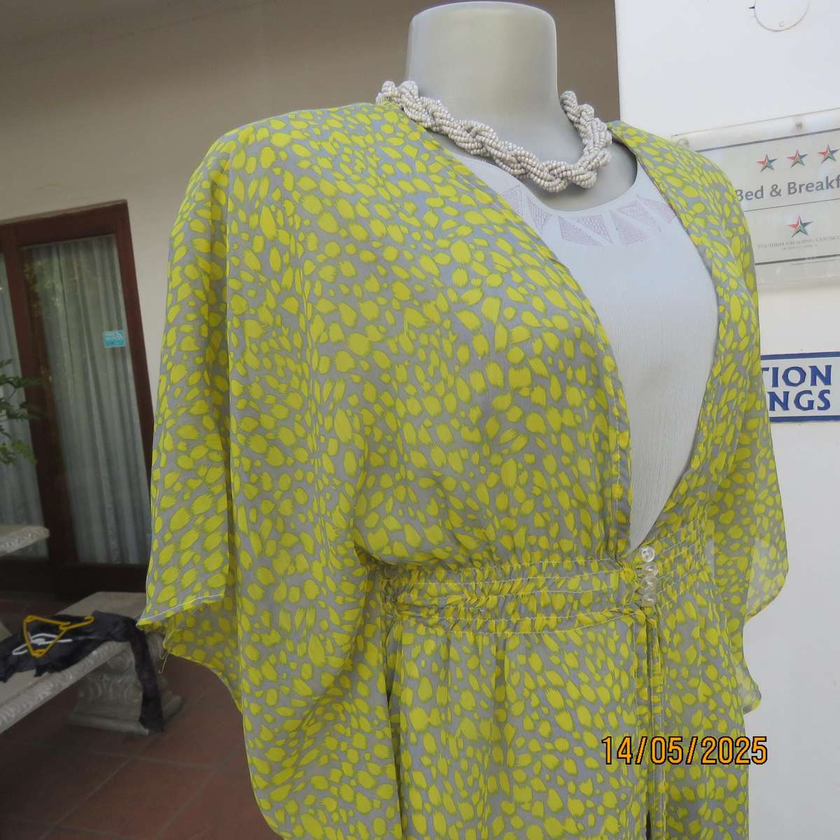 Silvergrey and yellow long open top with elasticated waist. Size 34. Sheer polyester.