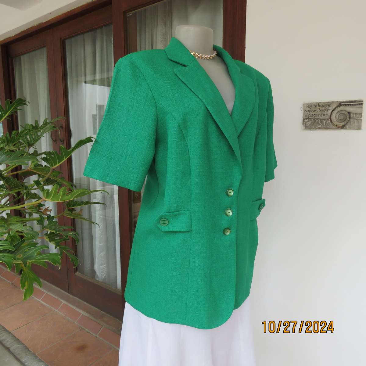 Amazing ML CLASSICS emerald green short sleeve tailored jacket.Size 40. Three button closure. As new
