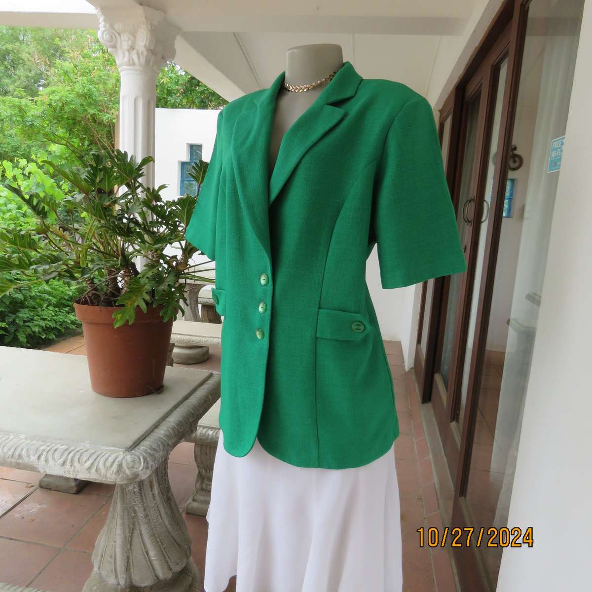 Amazing ML CLASSICS emerald green short sleeve tailored jacket.Size 40. Three button closure. As new