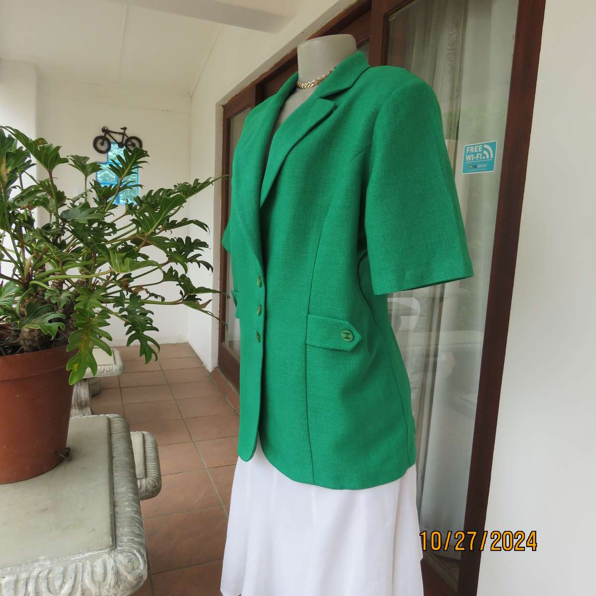Amazing ML CLASSICS emerald green short sleeve tailored jacket.Size 40. Three button closure. As new