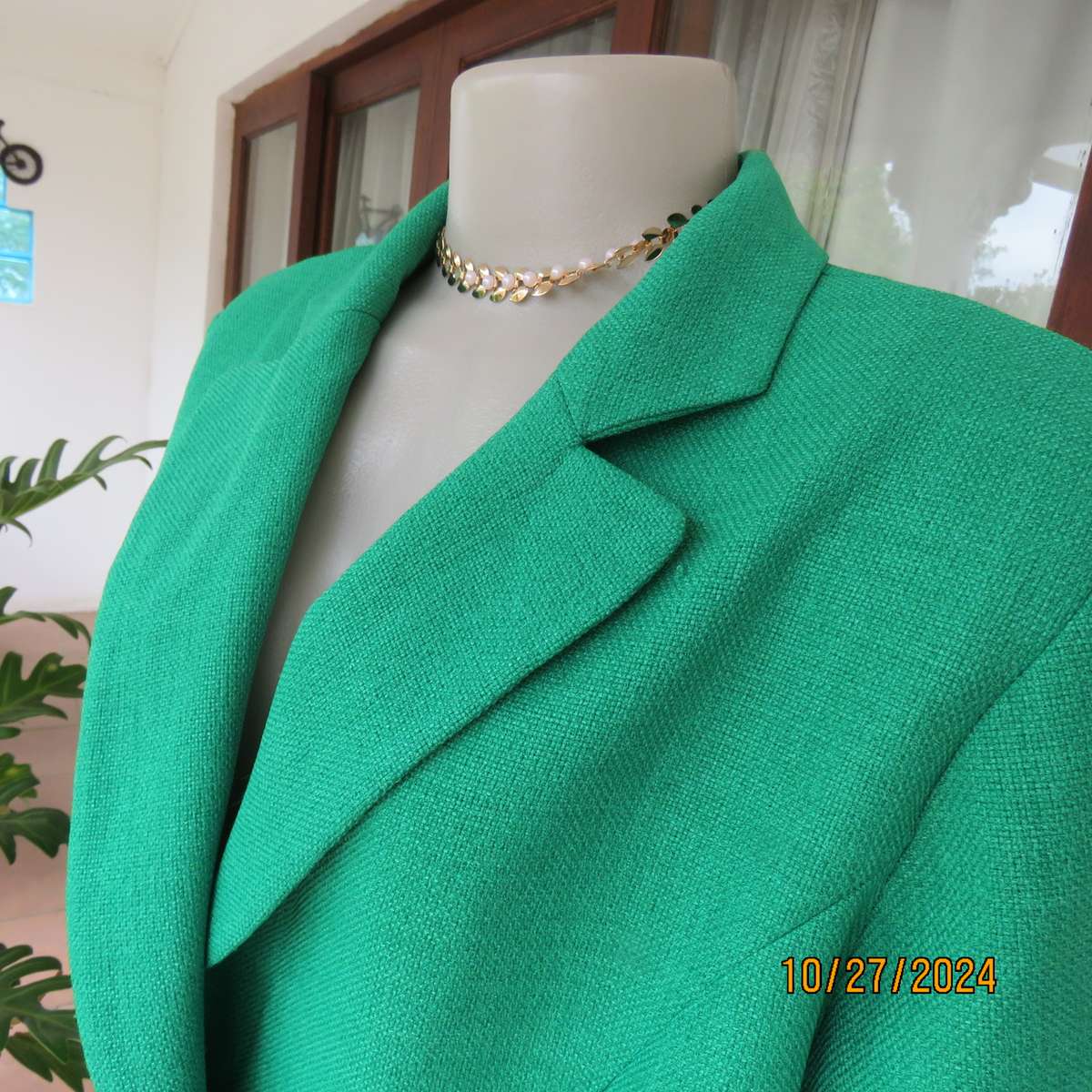 Amazing ML CLASSICS emerald green short sleeve tailored jacket.Size 40. Three button closure. As new