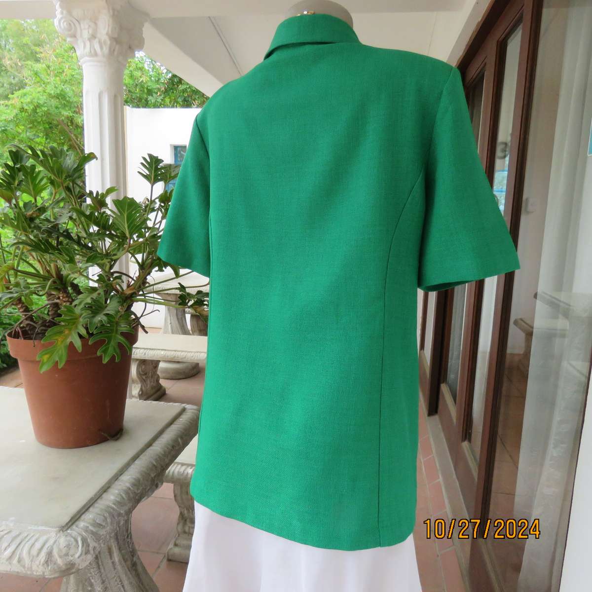Amazing ML CLASSICS emerald green short sleeve tailored jacket.Size 40. Three button closure. As new