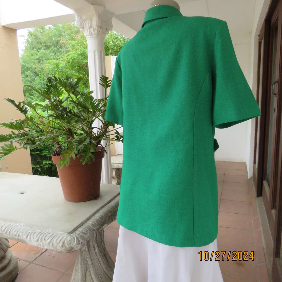 Amazing ML CLASSICS emerald green short sleeve tailored jacket.Size 40. Three button closure. As new