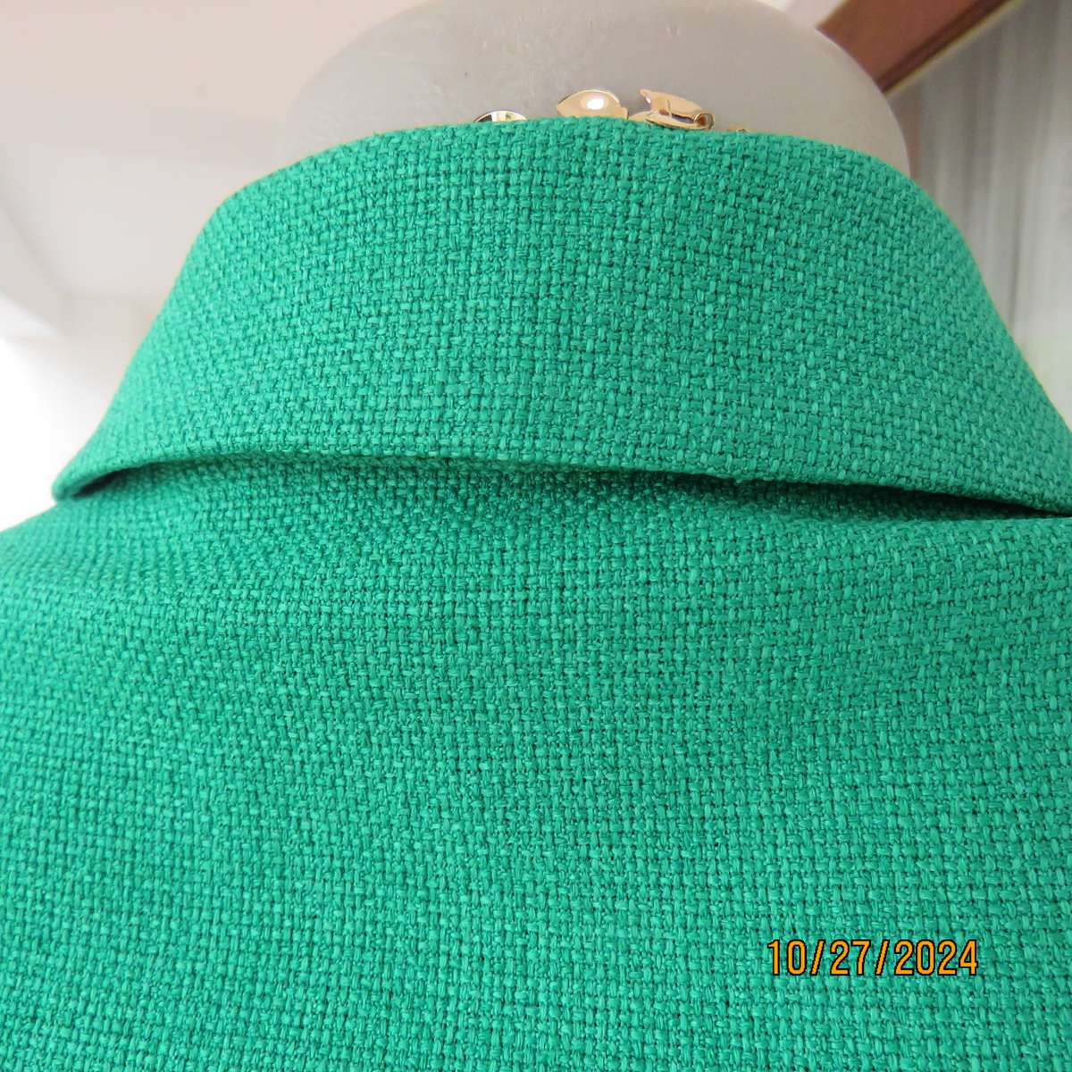 Amazing ML CLASSICS emerald green short sleeve tailored jacket.Size 40. Three button closure. As new